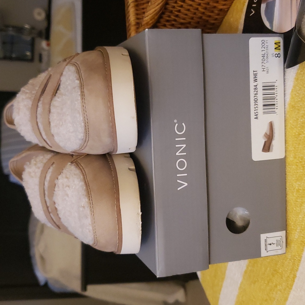 VIONIC SZ 8 SUEDE AND SHEARLING LOAFERS